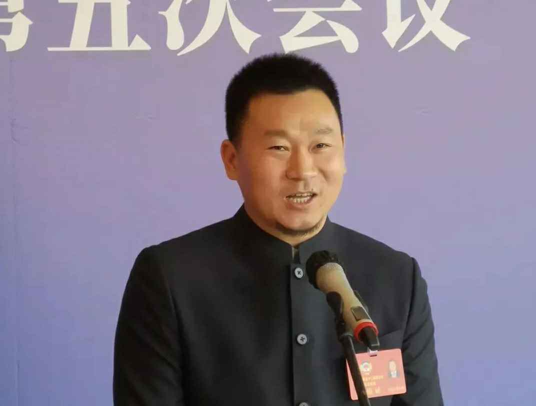 202204221343.jpg 为进一步展示市政协团结、民主、开放、自信的形象,向市民和网友展示政协委员的履职风采,中山市政协十二届五次会议在2月4日上午开幕前开设“委员通道”,市政协委员、合肥弘正新能源汽车销售有限公司公司总经理陈朝阳走进“委员通道”,回应社会关切的问题。他就如何做好城市应急管理规划的问题进行发言,并回答记者提问。.jpg